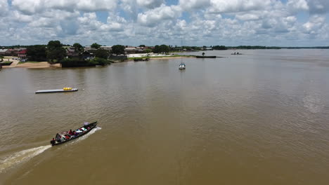 Drohnenflug-über-Einem-Boot-Im-Mana-Fluss-Von-Guyana,-Saint-Laurent-Du-Maroni